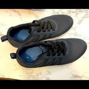 Navy blue Vionic Shay elastic, no tie sneakers.